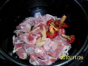 红菇羊肉汤的做法图解1