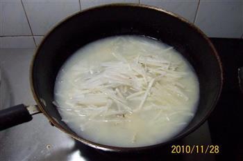 蒜苗萝卜鲈鱼汤的做法步骤11