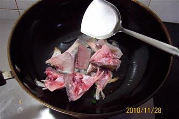 蒜苗萝卜鲈鱼汤的做法步骤6