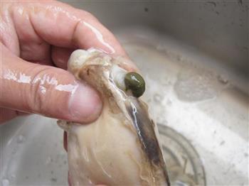 茨菇木耳炖河蚌的做法图解1