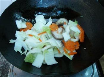 白菜炒胡萝卜的做法步骤5