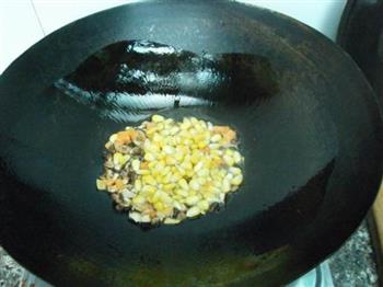 胡萝卜玉米炒饭的做法步骤3