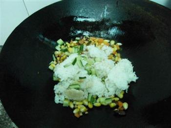 胡萝卜玉米炒饭的做法步骤4