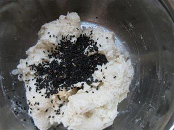 黑芝麻培根奶香花卷的做法步骤1