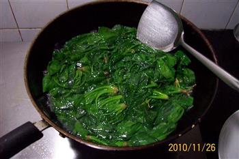 清水油盐炒菠菜的做法步骤5