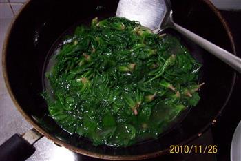 清水油盐炒菠菜的做法步骤6
