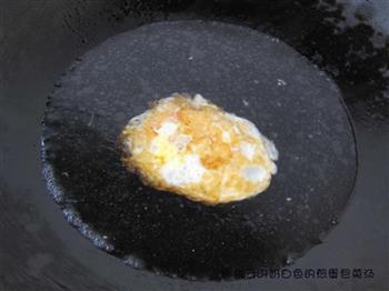奶白色的煎蛋包菜汤的做法步骤3