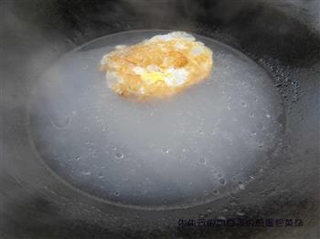 奶白色的煎蛋包菜汤的做法步骤4