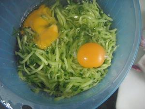 黄瓜厚蛋饺的做法步骤2