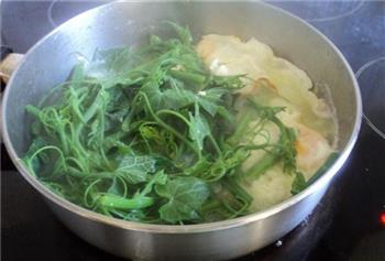 煎蛋上汤龙须菜的做法步骤4
