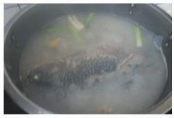 荷包蛋鲫鱼浓汤的做法步骤3