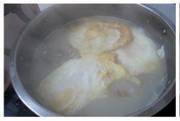 荷包蛋鲫鱼浓汤的做法步骤5