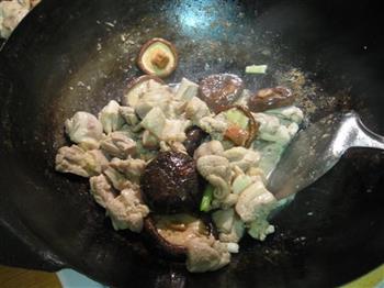 家常香菇焖鸡块的做法步骤2