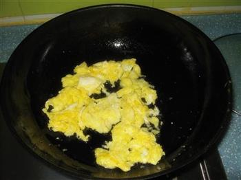 蒜苗木耳炒鸡蛋的做法步骤2