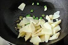 蚝油双菇笋片的做法步骤4