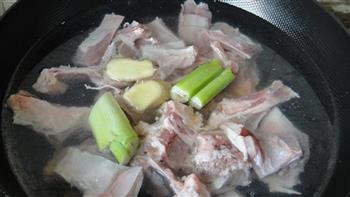 清炖羊排萝卜汤的做法步骤3