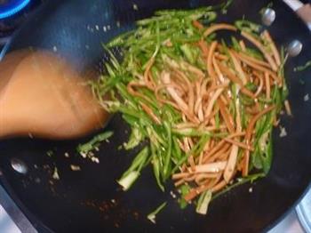 尖椒炒熏干儿的做法步骤10