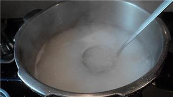 咸蛋皮蛋瘦肉粥的做法步骤5