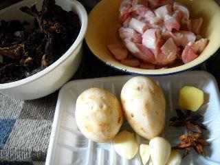 梅菜芋头红烧肉的做法步骤1