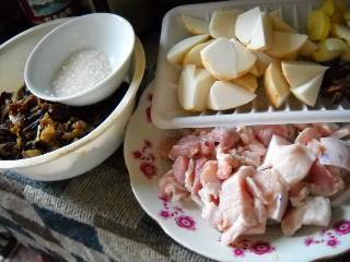 梅菜芋头红烧肉的做法步骤2