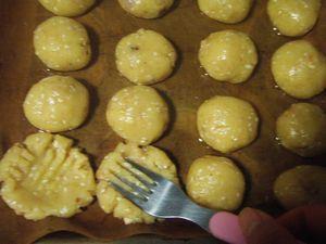 芝麻花生桃酥的做法步骤10