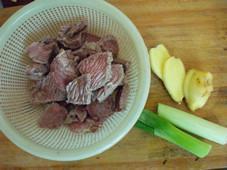 香浓牛肉汤的做法步骤1