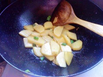 里脊土豆烧茄子的做法步骤2