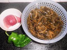 海带炒青椒肉丝的做法步骤1