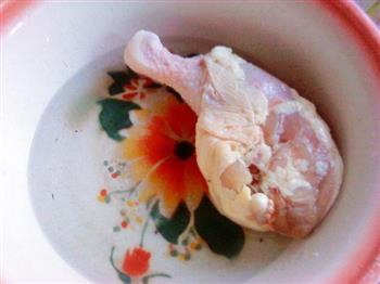 白菜粉皮炖鸡的做法图解1