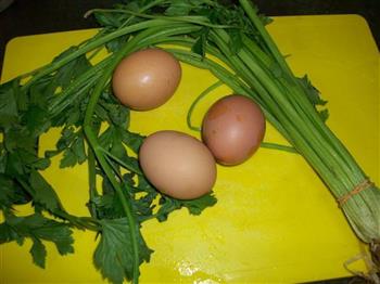芹菜炒蛋的做法步骤1
