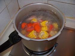 玉米萝卜大骨汤的做法步骤7