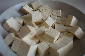 豆豉鲮鱼烧豆腐的做法步骤1