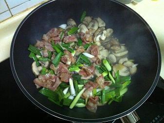 蘑菇小炒肉的做法步骤8