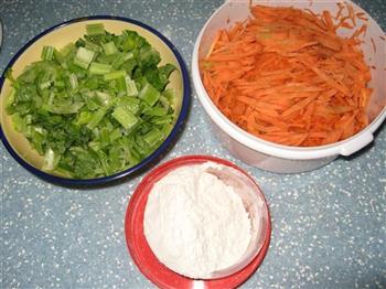 芹菜胡萝卜拌面的做法步骤1