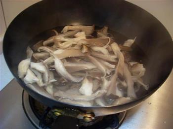 蘑菇炒肉片的做法步骤3