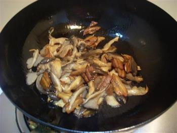 蘑菇炒肉片的做法步骤8