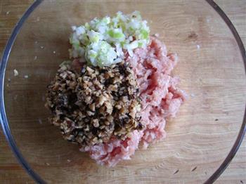 香菇鲜肉锅贴的做法步骤2