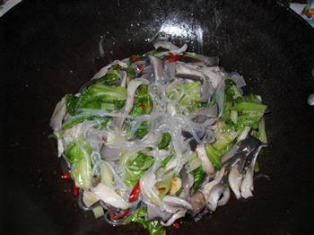 生菜鲜蘑炒粉的做法步骤8