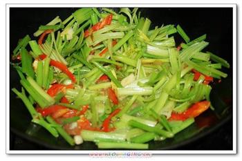 芹菜泡椒炒牛肉的做法步骤10