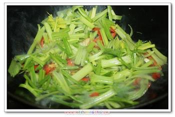 芹菜泡椒炒牛肉的做法步骤9