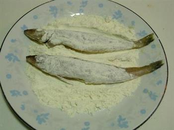 干煎沙丁鱼的做法步骤3