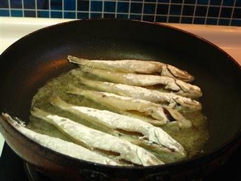 干煎沙丁鱼的做法步骤4