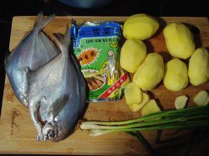 雪菜鲳鱼土豆汤的做法步骤1