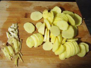 雪菜鲳鱼土豆汤的做法步骤3
