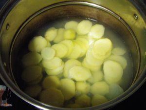雪菜鲳鱼土豆汤的做法步骤4
