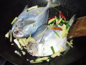 雪菜鲳鱼土豆汤的做法步骤6