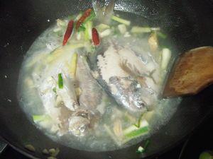 雪菜鲳鱼土豆汤的做法步骤7