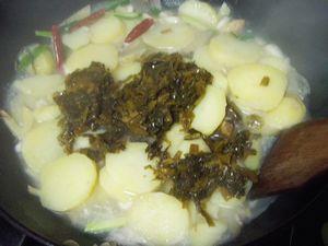 雪菜鲳鱼土豆汤的做法步骤8