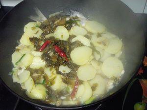 雪菜鲳鱼土豆汤的做法图解9