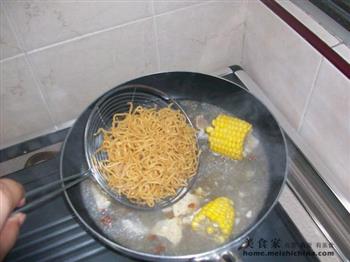 排骨玉米汤煮伊面的做法步骤8